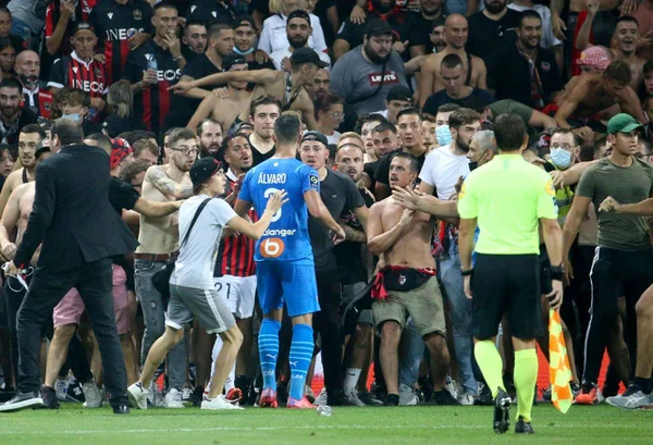 Torcedores invadiram o campo na França