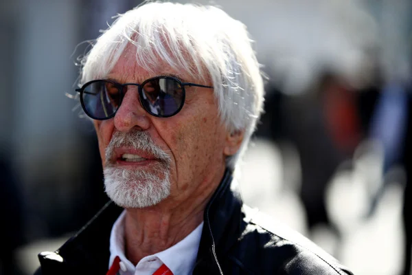 Bernie Ecclestone de óculos escuros