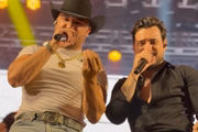 Brenno & Matheus são clicados durante show