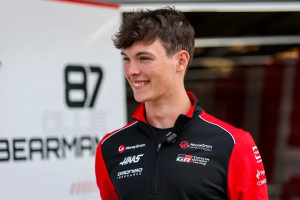 Foto colorida de Oliver Bearman, piloto da Haas na F1 - Metrópoles