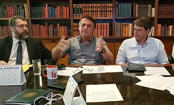 Bolsonaro nega que tenha decretado sigilo de 100 anos a cartão de vacinação