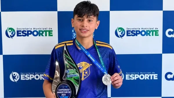 menino segurando medalha