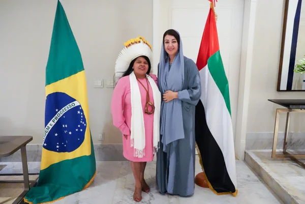 Embaixada dos Emirados Árabes recebe ministra Al Hashimy em jantar