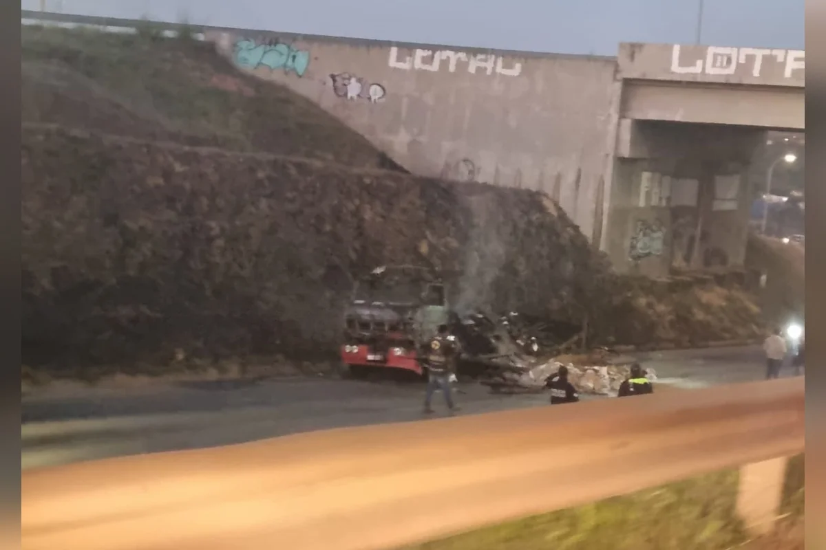 Caminhão pegou fogo e ficou completamente destruído na manhã desta sexta-feira (14/8) Caminhão pegou fogo e ficou completamente destruído na manhã desta sexta-feira (14/8)