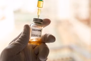 Ao contrário do que muitos pensam, a vacina, na verdade, não impede a contaminação, mas diminui as chances de casos mais graves que possam levar à morte. Por isso é importante continuar tomando as doses indicadas e manter os cuidados para prevenir a infecção Ao contrário do que muitos pensam, a vacina, na verdade, não impede a contaminação, mas diminui as chances de casos mais graves que possam levar à morte. Por isso é importante continuar tomando as doses indicadas e manter os cuidados para prevenir a infecção