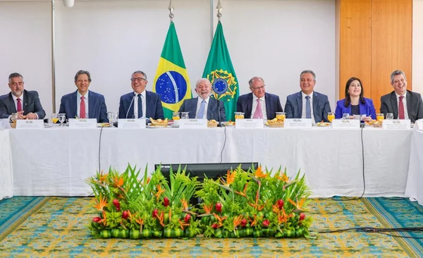imagem colorida lula e ministros - metrópoles