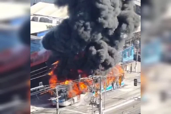 Imagens impressionantes mostram ônibus em chamas na Avenida Interlagos
