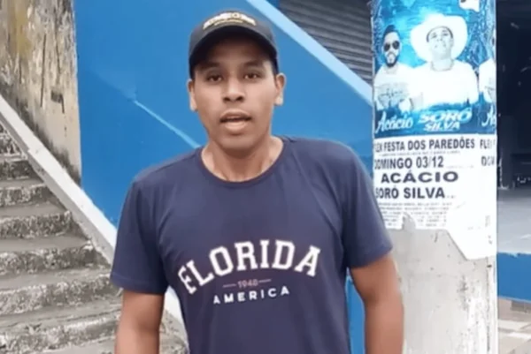 Imagem colorida de homem de boné e camiseta azul. Metrópoles