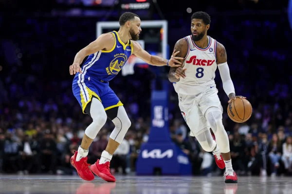 Imagem colorida de jogo entre 76ers e Warriors- Metrópoles