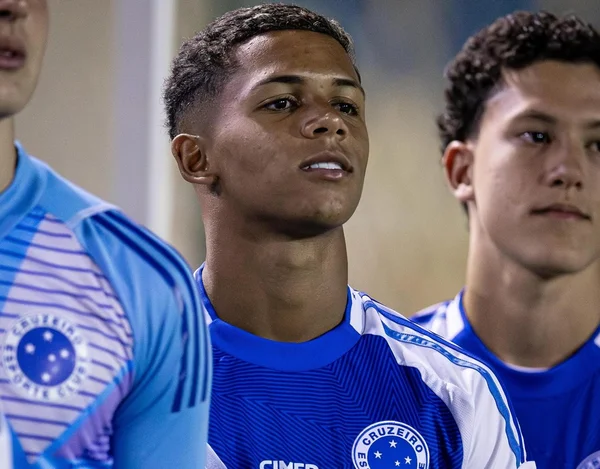“Errei”, diz jogador do Cruzeiro após foto com a camisa do Flamengo