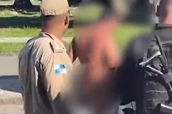 Motorista de aplicativo fica com câmbio preso ao ânus no RJ. Vídeo