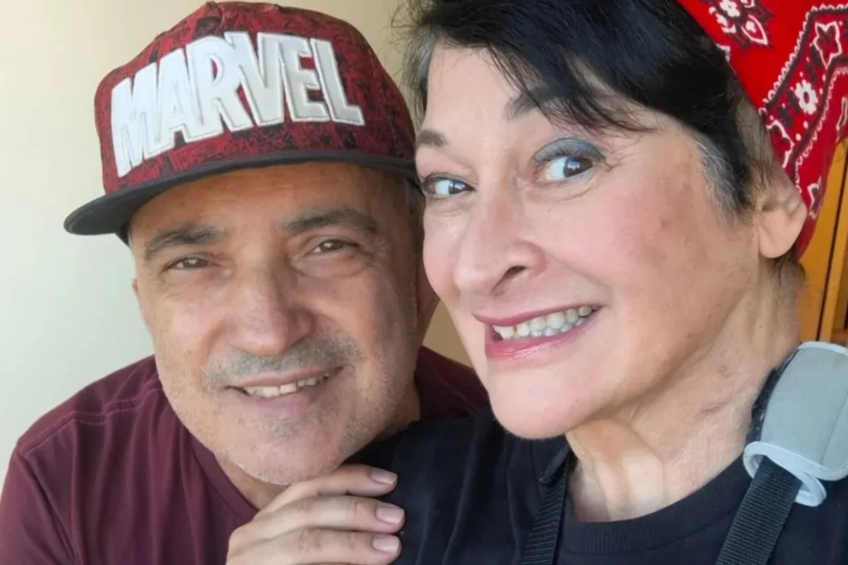 O ator e dublador Figueira J&uacute;nior morreu aos 60 anos. A informa&ccedil;&atilde;o foi compartilhada pela amiga de profiss&atilde;o, T&acirc;nia Gaidarji, nas redes sociais, na madrugada deste s&aacute;bado (27).