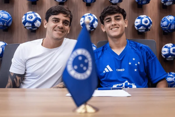 Fagner e seu filho em assinatura de contrato com o Cruzeiro
