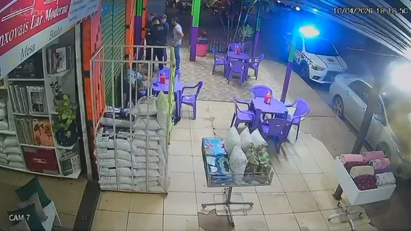policial multando carros