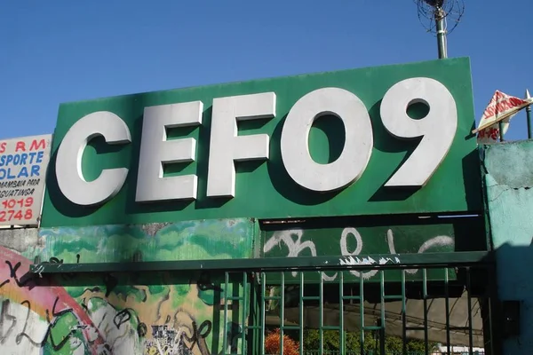 Vídeo. Jovem chuta rosto e ameaça esfaquear estudante em escola