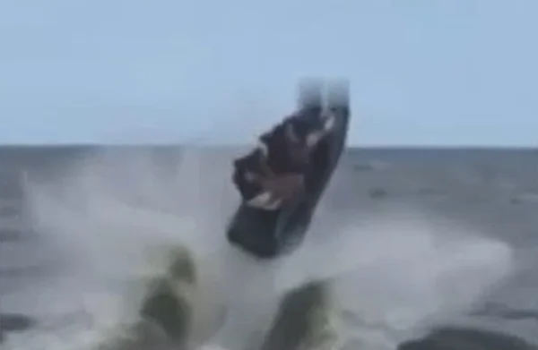 Imagem colorida de acidente com jet ski na Praia da Barra da Tijuca, no Rio de Janeiro - Metrópoles