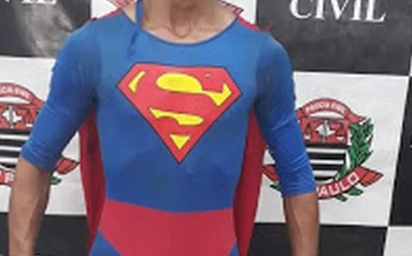 PM paulista prende suspeito de tráfico fantasiado de Super-Homem