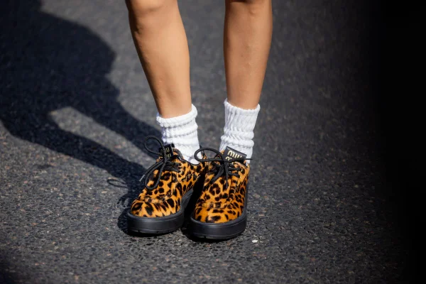 Look de street style com sapato com animal print - Metrópoles