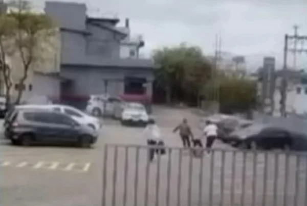 Imagem de câmera de segurança mostra duas mulheres arrastando homem para dentro de batalhão da PM