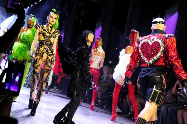 O xadrez, o laranja e o neon são as apostas do New York Fashion Week
