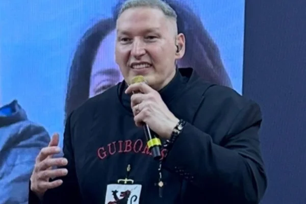 Padre Marcelo Rossi conta que empurrão em missa mudou a sua vida