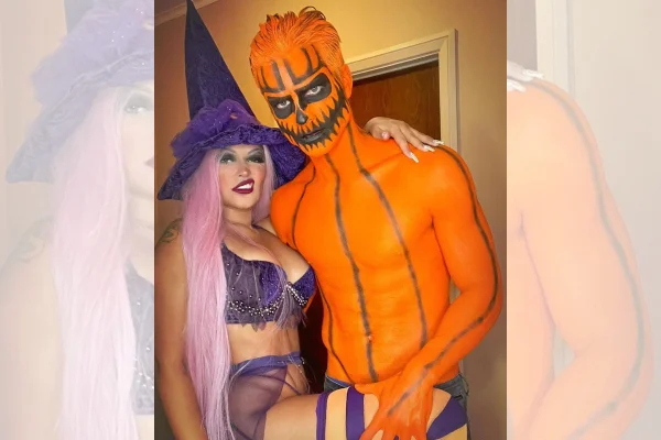 Com muita pele a mostra, Flay e noivo ousam em fantasia de Halloween