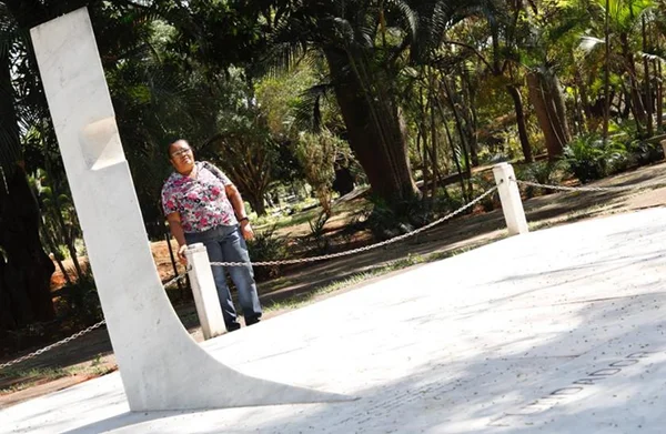 Populares chegam ao cemitério para sepultamento de Roriz