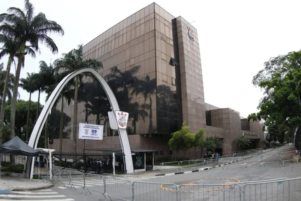 Foto colorida da entrada do Parque São Jorge, sede social do Corinthians - Metrópoles