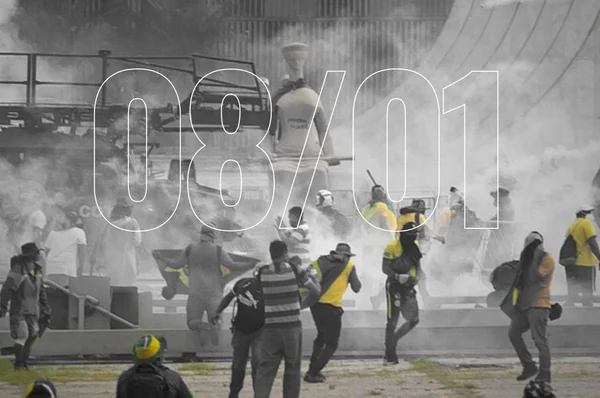 imagem de homens destruíndo supremo tribunal federal em 8 de janeiro