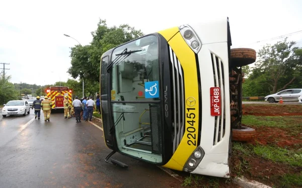 Acidente com ônibus deixa quatro passageiros feridos no Lago Sul