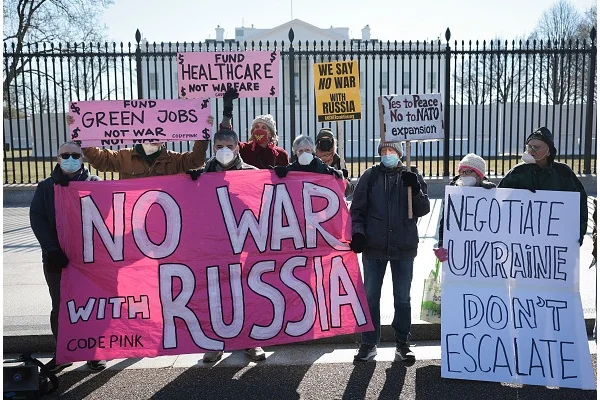 População ucraniana protesta em frente ao órgão do governo contra guerra com a Rússia com cartazes coloridos e de máscara -Metrópoles