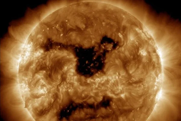 Foto colorida mostra buraco no sol - Metrópoles