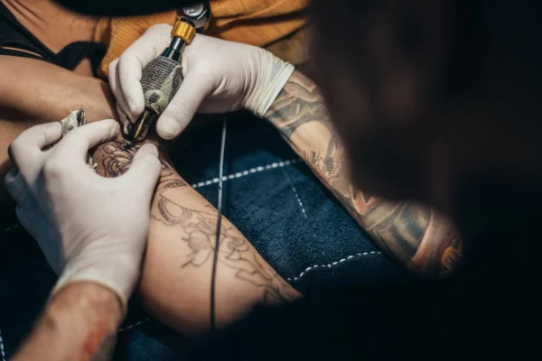 Homem é condenado por tatuar adolescentes em MG