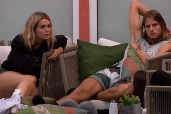 marcela-na-area-externa-conversando-com-brothers