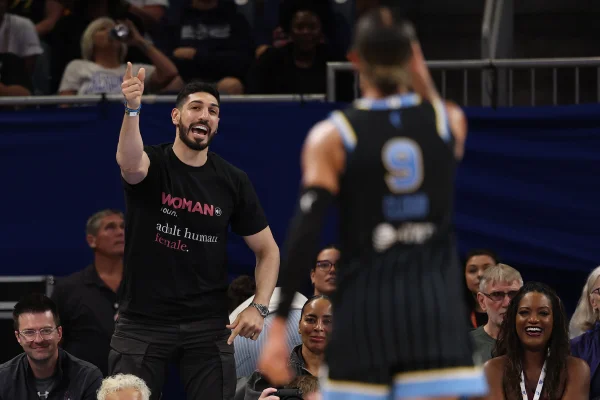 WNBA: ex-jogador é expulso de jogo após protesto contra atletas trans