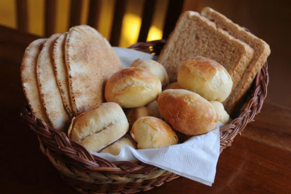 Imagem colorida de cesta com diferentes tipos de pães