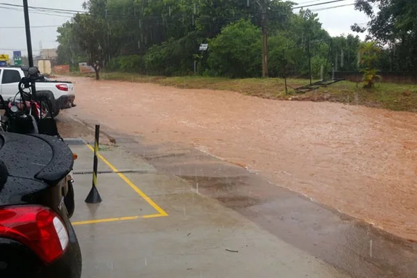Temporal alaga ruas e carros ficam ilhados em Vicente Pires