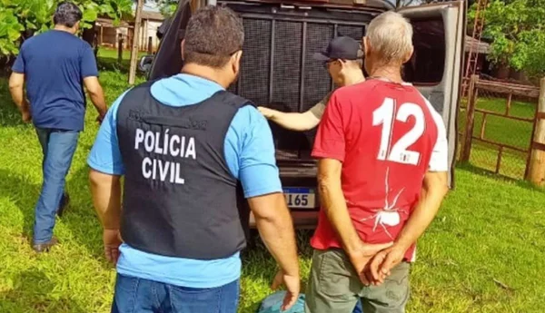 Imagem colorida de idoso de 63 anos sendo preso por estuprar as netas