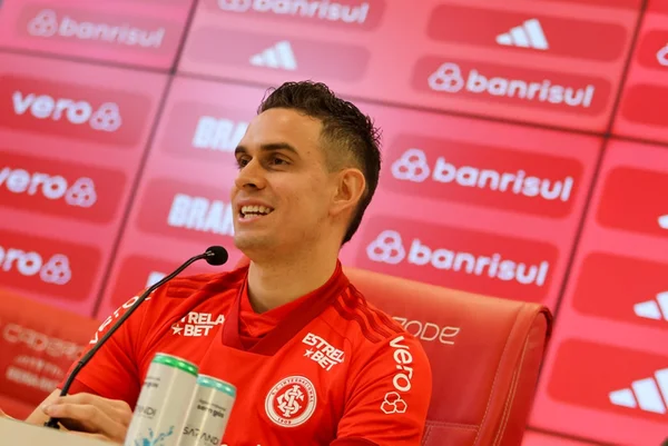 Imagem colorida de Borré na apresentação do atacante no Internacional- Metrópoles