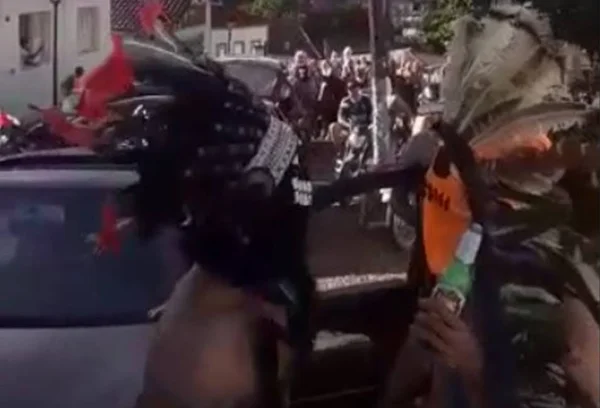Cavalhadas: mascarados saem às ruas de Pirenópolis e ignoram isolamento