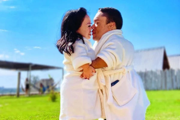 Foto colorida de um casal com nanismo - Metrópoles