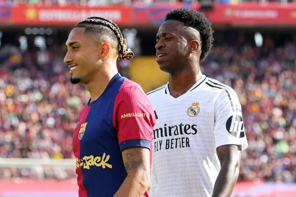 Foto colorida de Vini Jr e Raphinha, jogadores de Real Madrid e Barcelona respectivamente - Metrópoles