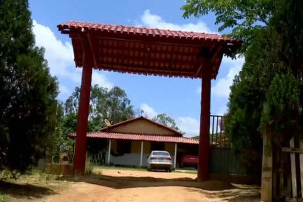 Criminosos invadem fazenda, fazem família de refém e roubam 140 sacas de café