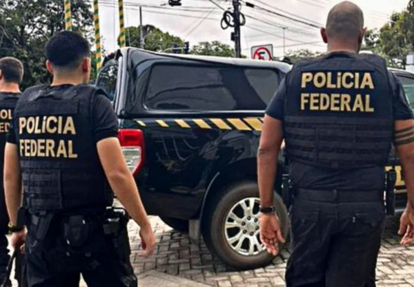 Foto colorida mostra agentes da Polícia Federal