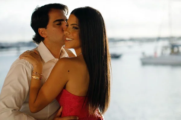 Maria Victória Salomão e Eugenio Carvalho brindam chá bar em Salvador
