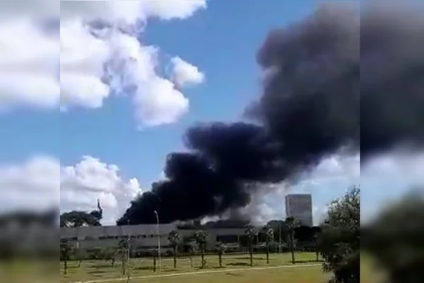 Vídeo: incêndio atinge anexo do Palácio do Planalto neste sábado