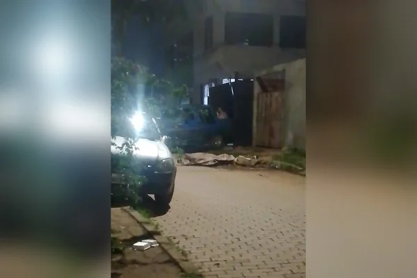 Mulher sendo atropelada por caminhonete
