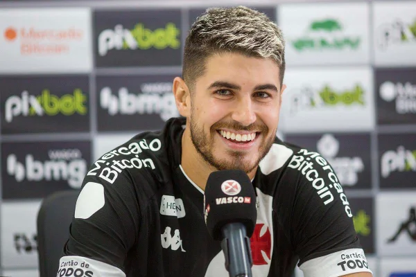 Saiba quem é Pedro Raul, o jogador de futebol que beijou Yasmin Brunet