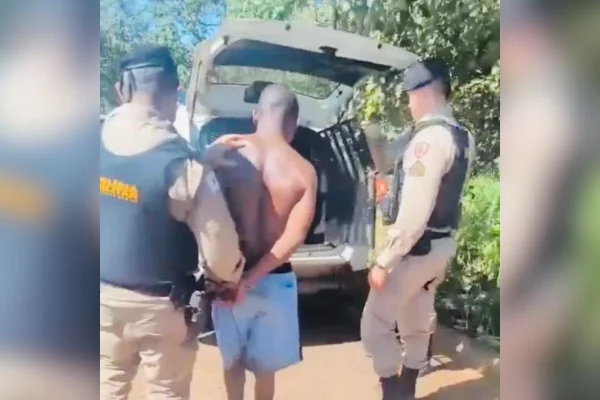 Imagem colorida da prisão do suspeito de atear fogo na namorada em Minas Gerais - Metrópoles
