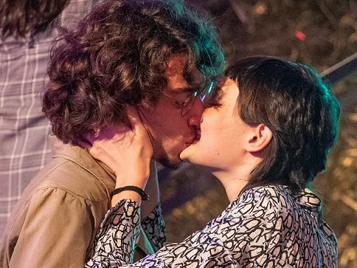Murilo (Jaffar Bambirra) e Ingrid (Nina Tomsic) em Quanto Mais Vida, Melhor!